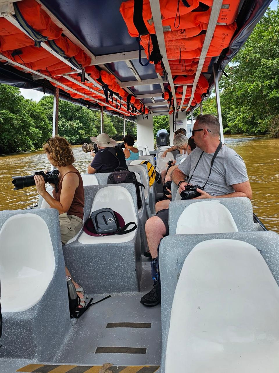 Interior de un bote utilizado en los recorridos de Tortuguero
