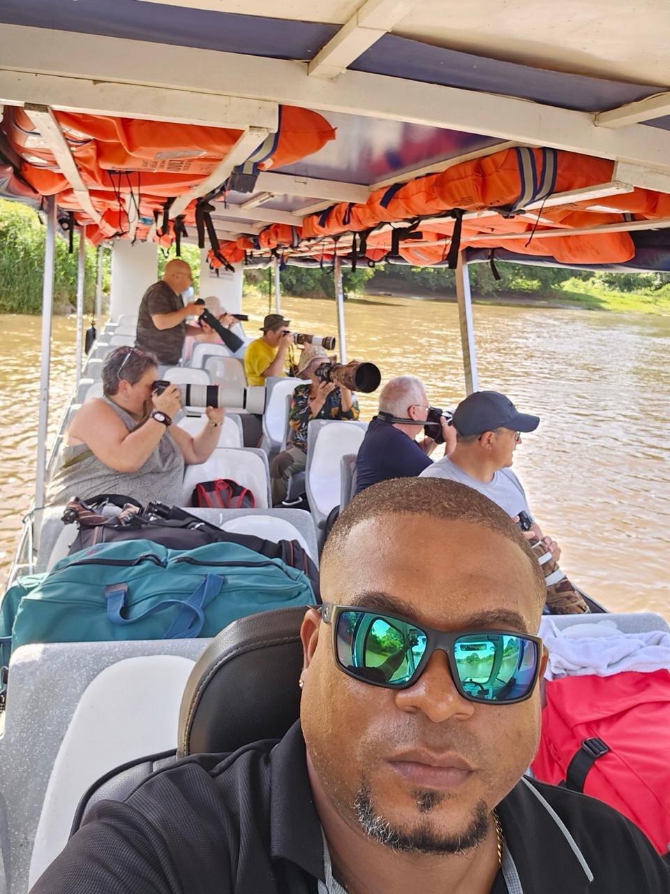 Viajeros a bordo de una embarcación en Tortuguero